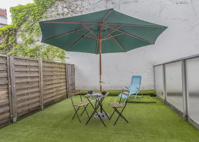 Modern With Garden Location شقة *